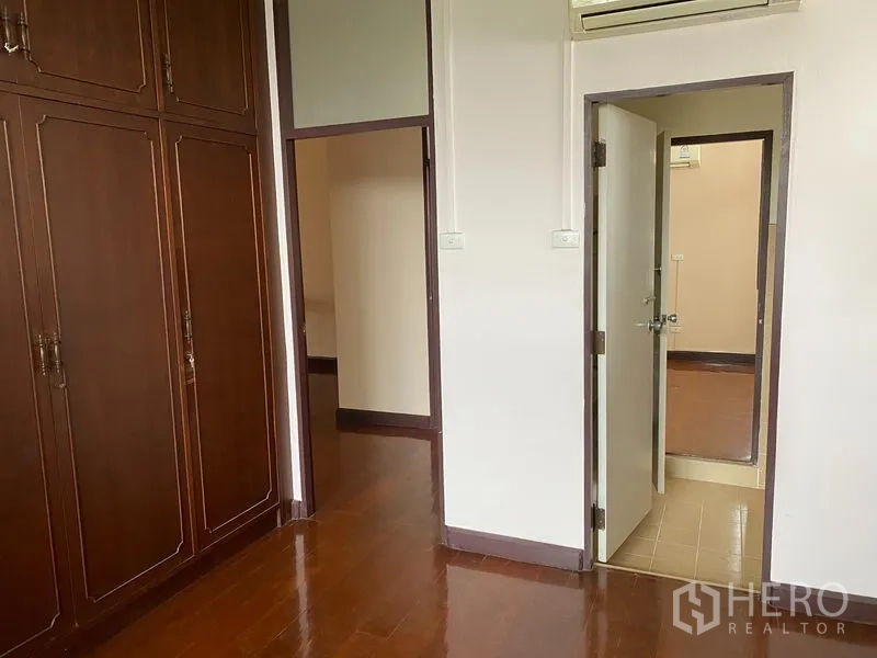 บ้าน ให้เช่าในKhlong Toei, Bangkok - ห้องนอนพร้อมตู้บิวท์อินและประตูเชื่อมเข้าสู่ห้องน้ำ