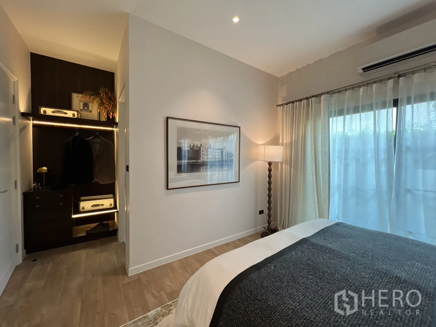 บ้านเดี่ยว for rent in Bang Phli, Samut Prakan - มุมห้องนอนพร้อมตู้เสื้อผ้าแบบโอเพ่นและประตูกระจกบานเลื่อนกับผ้าม่านโปร่ง