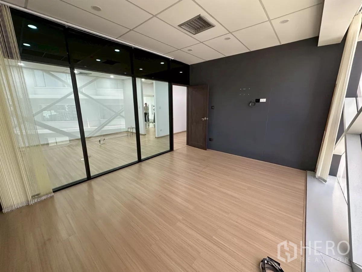 สำนักงาน ให้เช่าในWatthana, Bangkok - ห้องทำงานส่วนตัว ผนังโทนเข้ม ประตูกระจกบานเลื่อน พื้นลามิเนต