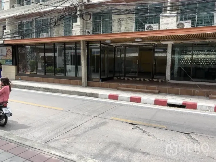 零售空间 出租在Khlong Toei, Bangkok - 娜娜商圈临街商铺，整面落地玻璃与带顶人行道。