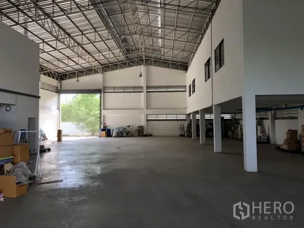 Factory for rent or sale in Lat Lum Kaeo, Pathum Thani - Spacious warehouse interior with high steel truss roof and smooth concrete floor.