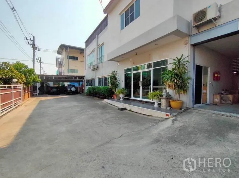 คลังสินค้า ขายในMueang Samut Sakhon, Samut Sakhon - ประตูทางเข้าออฟฟิศกระจกและจุดโหลดสินค้าประตูม้วนติดกับลานคอนกรีต