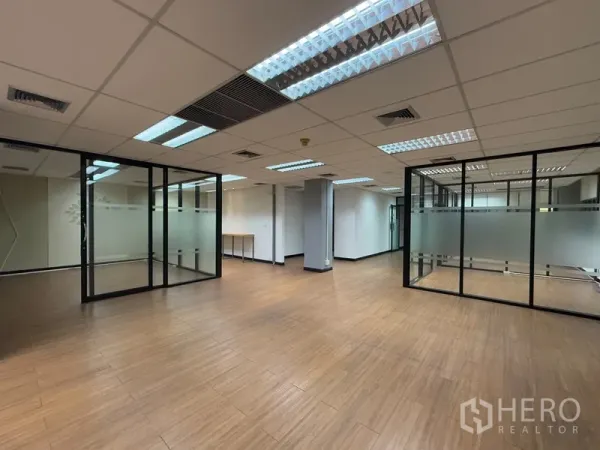 办公空间 出租 - 乍都节开放式办公室，木纹地板、吊顶与玻璃隔间。