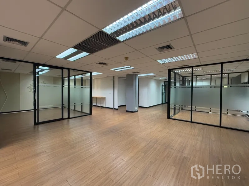 办公空间 出租 - 乍都节开放式办公室，木纹地板、吊顶与玻璃隔间。