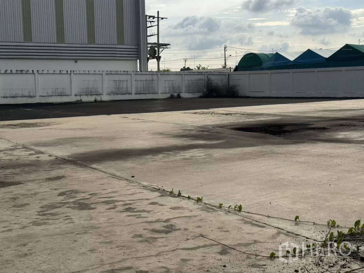 工厂 出租或出售在Bang Phli, Samut Prakan - 围墙内的大型硬化场地，适合卡车停放。