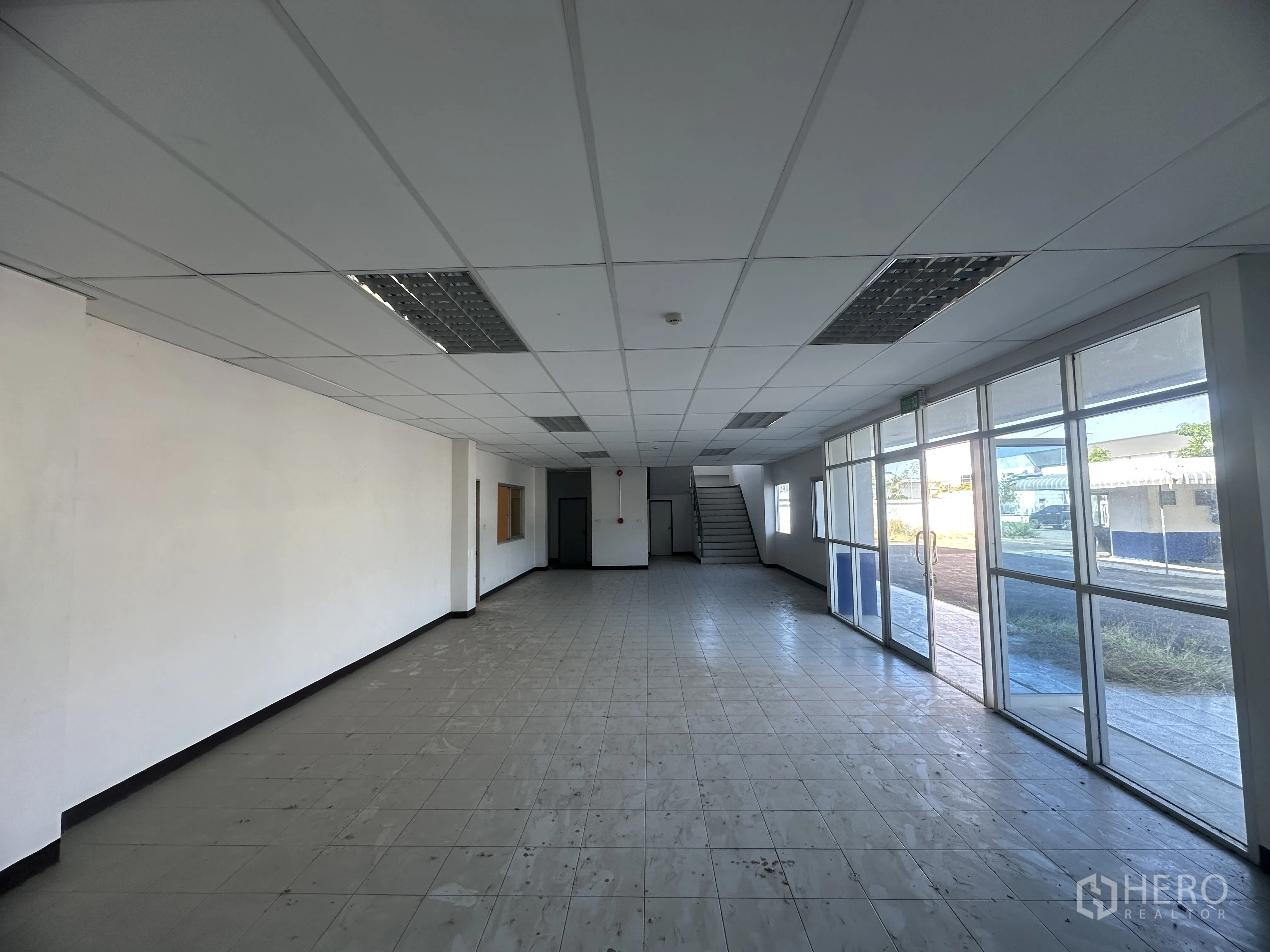 โรงงาน for rent in Bang Pa-in, Phra Nakhon Si Ayutthaya - โถงรับรองชั้นล่าง พื้นกระเบื้อง ผนังกระจกทางเข้า และบันไดขึ้นชั้นบน