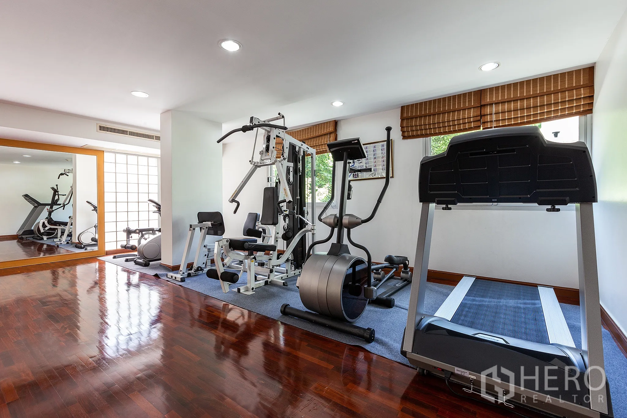 อพาร์ทเมนท์ ให้เช่าในRatchathewi, Bangkok - ห้องฟิตเนสพร้อมลู่วิ่ง เครื่องออกกำลังกาย และพื้นไม้เงางาม