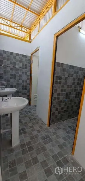 คลังสินค้า ให้เช่าในKhlong Toei, Bangkok - ห้องน้ำภายในโกดัง ปูกระเบื้องสะอาด พร้อมอ่างล้างหน้าแบบตั้งพื้น