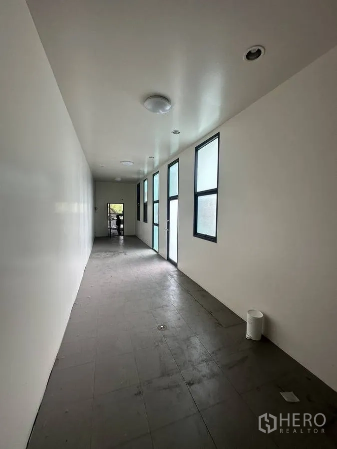 สำนักงานที่บ้าน ให้เช่าในTaling Chan, Bangkok - โถงทางเดินยาว มีหน้าต่างข้างทางและประตูออกสู่ระเบียง