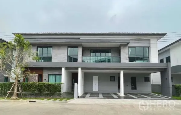Detached House for rent in Bang Phli, Samut Prakan - Modern two-storey detached house facade with wide covered carport in a gated estate.