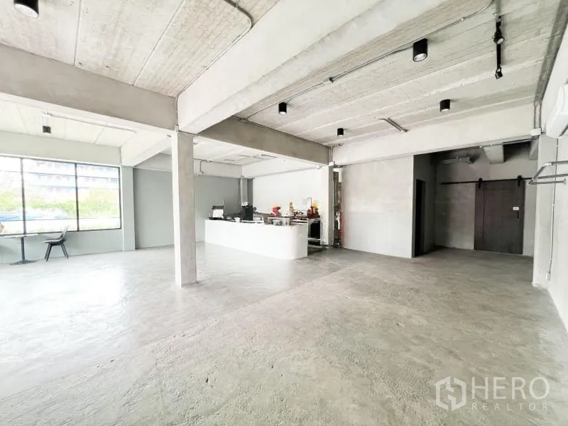 สำนักงานที่บ้าน ให้เช่าหรือขายในThanyaburi, Pathum Thani - พื้นที่ออฟฟิศพร้อมเคาน์เตอร์ต้อนรับ และไฟฝ้าแบบลอย