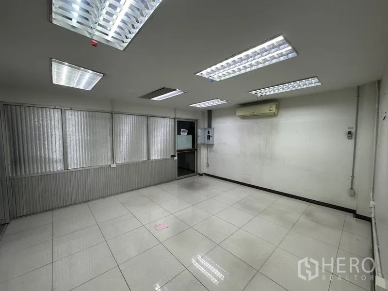 โรงงาน ขายในKhlong Luang, Pathum Thani - ห้องสำนักงานปูกระเบื้อง พร้อมไฟฟลูออเรสเซนต์และแอร์