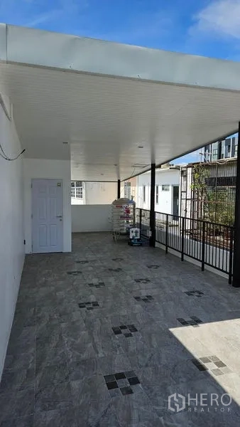 สำนักงานที่บ้าน ให้เช่าในBang Na, Bangkok - เฉลียงหรือที่จอดรถแบบมีหลังคา พร้อมราวกันตกและกระเบื้องลาย