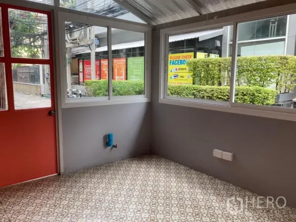 零售空间 出租在Khlong Toei, Bangkok - 紧凑角落空间，花纹地砖、红色门、大窗，并预留给水点。