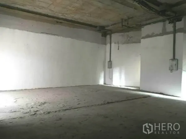 零售空间 出租在Khlong Toei, Bangkok - 大面积开放式毛坯，水泥地面与可见电线管道。