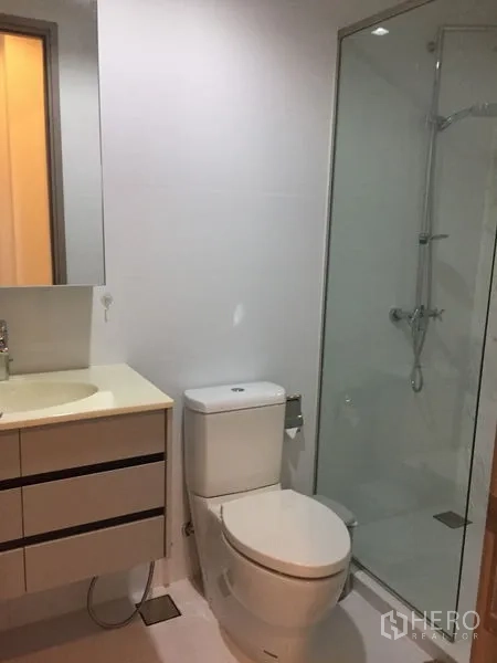 公寓 出租在Watthana, Bangkok - 现代化浴室，带玻璃淋浴房、洗手台与坐便器