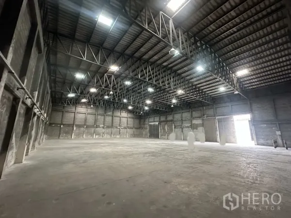 คลังสินค้า ให้เช่าในPhra Nakhon Si Ayutthaya - ภายในโกดังโล่ง เพดานทรัสสูงพร้อมช่องแสง พื้นคอนกรีต