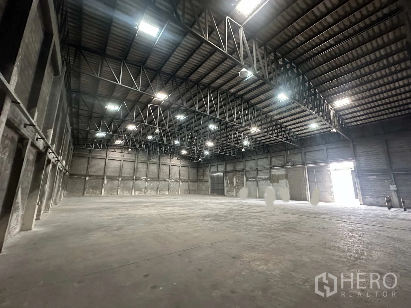 คลังสินค้า ให้เช่าในPhra Nakhon Si Ayutthaya - ภายในโกดังโล่ง เพดานทรัสสูงพร้อมช่องแสง พื้นคอนกรีต