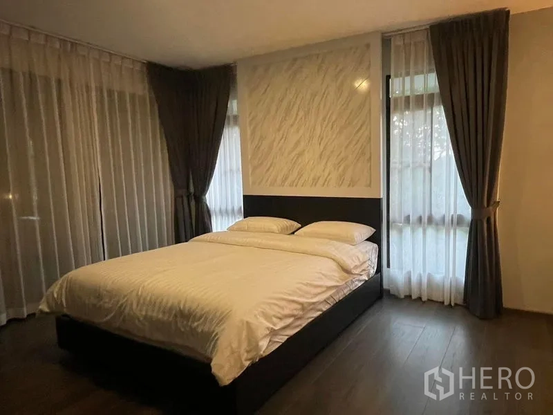 Detached House for rent in Bang Phli, Samut Prakan - Master bedroom with king bed and corner windows with sheer drapes