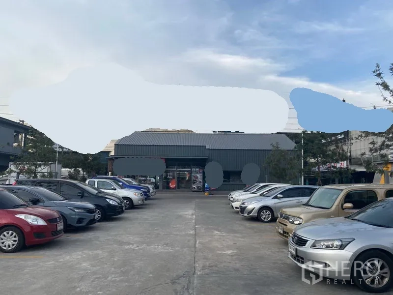 零售空间 出租在Khlong Toei, Bangkok - 店前大型自有停车场，车位划线清晰。