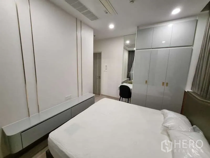 公寓 出租 - 明亮卧室，带嵌入式衣柜、梳妆桌和双人床。