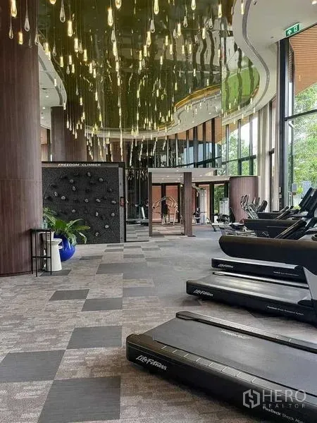 คอนโด ขายในWatthana, Bangkok - ฟิตเนสครบครันพร้อมลู่วิ่งและไฟเพดานดีไซน์โดดเด่น