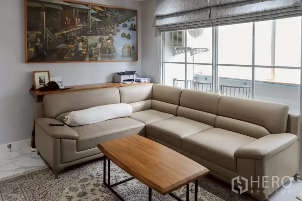 คอนโด ให้เช่าในPathum Wan, Bangkok - มุมนั่งเล่นพร้อมโซฟา L ตัวใหญ่ โต๊ะกลางไม้ และหน้าต่างสูงเปิดสู่ระเบียง