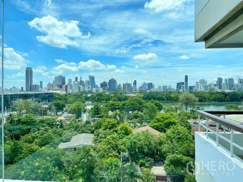 คอนโด ให้เช่าในKhlong Toei, Bangkok - วิวชั้นสูงเห็นพื้นที่สีเขียวและเส้นขอบฟ้าของกรุงเทพฯ จากระเบียง