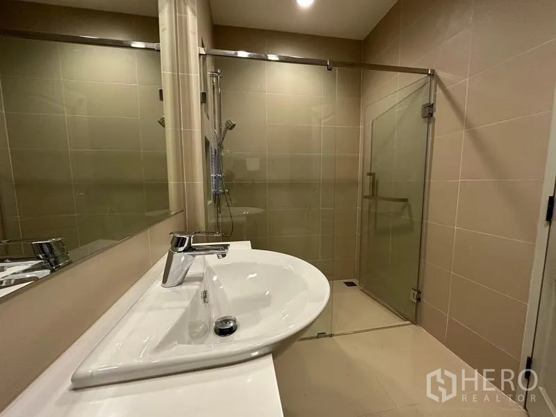 บ้าน ให้เช่าหรือขายในKhan Na Yao, Bangkok - ห้องน้ำโมเดิร์น พร้อมเคาน์เตอร์อ่างล้างหน้า กระจกเงา และตู้ฝักบัวกระจก