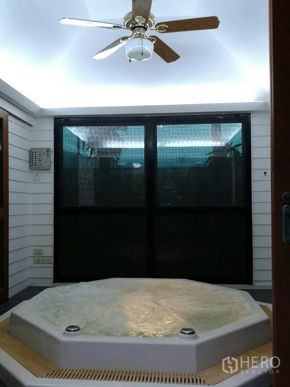 Detached House for rent in Suan Luang, Bangkok - Indoor jacuzzi room with ceiling fan and wide windows.