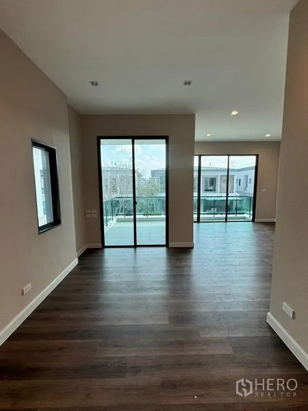 Detached House for rent or sale - Upper landing or family area with two sets of sliding doors to the terrace.