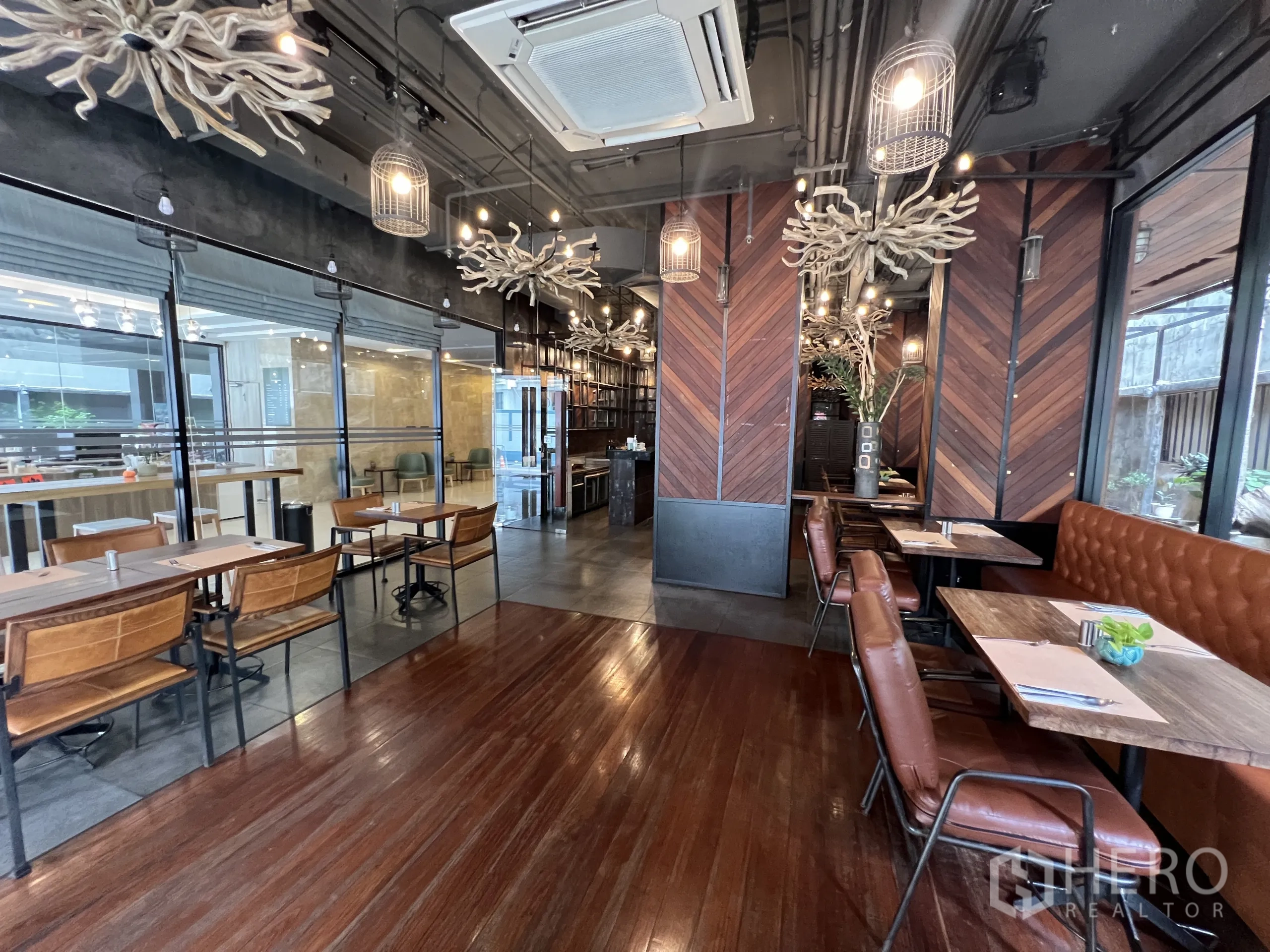 พื้นที่ขายปลีก ให้เช่าในWatthana, Bangkok - โซนรับประทานอาหารมีเบาะยาวหนัง โต๊ะเล็ก ผนังกระจกกั้น และไฟตกแต่ง