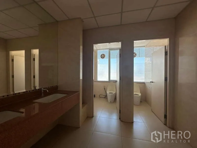 สำนักงาน ให้เช่าในPrawet, Bangkok - ห้องน้ำรวม เคาน์เตอร์อ่างคู่ และห้องสุขาสองห้องมีหน้าต่าง