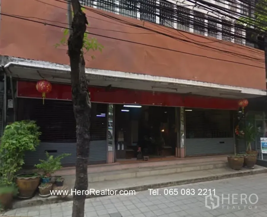 พื้นที่ขายปลีก ให้เช่าในPhra Khanong, Bangkok - หน้าร้านริมถนนในพระโขนง พร้อมกระจกบานใหญ่ ประตูกลิ้ง กันสาด และบันไดจากทางเท้า ใกล้ BTS ปุณณวิถี