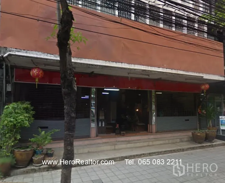 พื้นที่ขายปลีก ให้เช่าในPhra Khanong, Bangkok - หน้าร้านริมถนนในพระโขนง พร้อมกระจกบานใหญ่ ประตูกลิ้ง กันสาด และบันไดจากทางเท้า ใกล้ BTS ปุณณวิถี