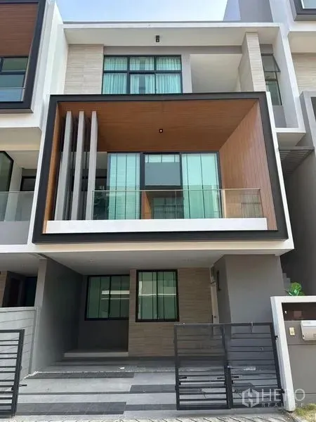 ทาวน์เฮาส์ ขายในSaphan Sung, Bangkok - ทาวน์โฮมสามชั้นสไตล์โมเดิร์น พร้อมระเบียงกระจก กล่องลายไม้ และที่จอดรถมีประตูรั้ว