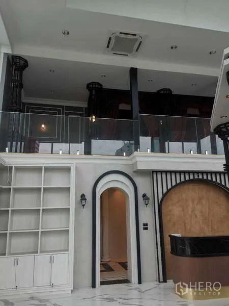 零售空间 出租 - 双层挑高空间，拱门与阳台