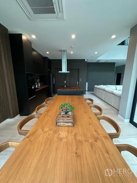 บ้าน ให้เช่าในSaphan Sung, Bangkok - โซนทานอาหารและครัวแบบเปิด โต๊ะไม้ยาวและไอส์แลนด์