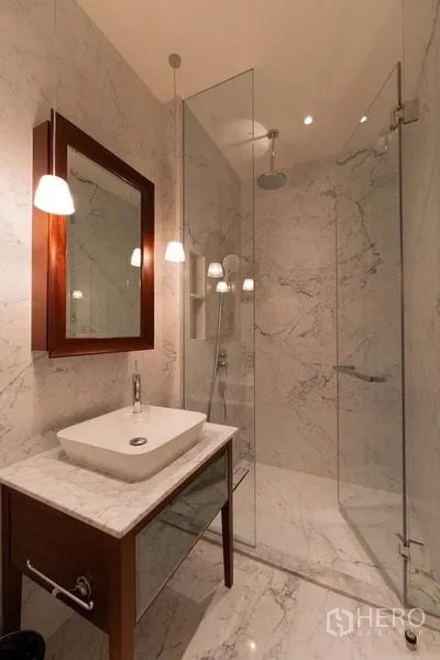 公寓 出租在Watthana, Bangkok - 紧凑浴室，设大理石盥洗台、玻璃淋浴与吊灯。