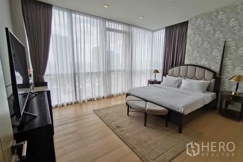 公寓 出租或出售在Watthana, Bangkok - 宽敞卧室设电视柜，环绕窗景可望城市天际线。