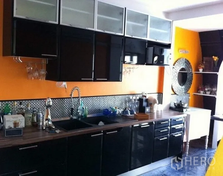 สำนักงานที่บ้าน ให้เช่าหรือขายในPathum Wan, Bangkok - ครัวสมัยใหม่ตู้สีดำเงา ผนังสีส้ม แผ่นกระเบื้องโมเสก และอ่างล้างจานคู่