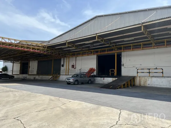 คลังสินค้า ให้เช่าในMueang Samut Prakan, Samut Prakan - ช่องโหลดสินค้าใกล้ชิดพร้อมทางลาดและกันสาด