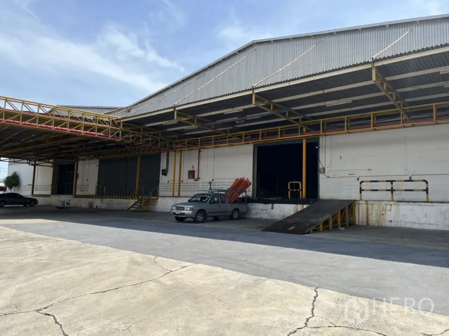 คลังสินค้า ให้เช่าในMueang Samut Prakan, Samut Prakan - ช่องโหลดสินค้าใกล้ชิดพร้อมทางลาดและกันสาด