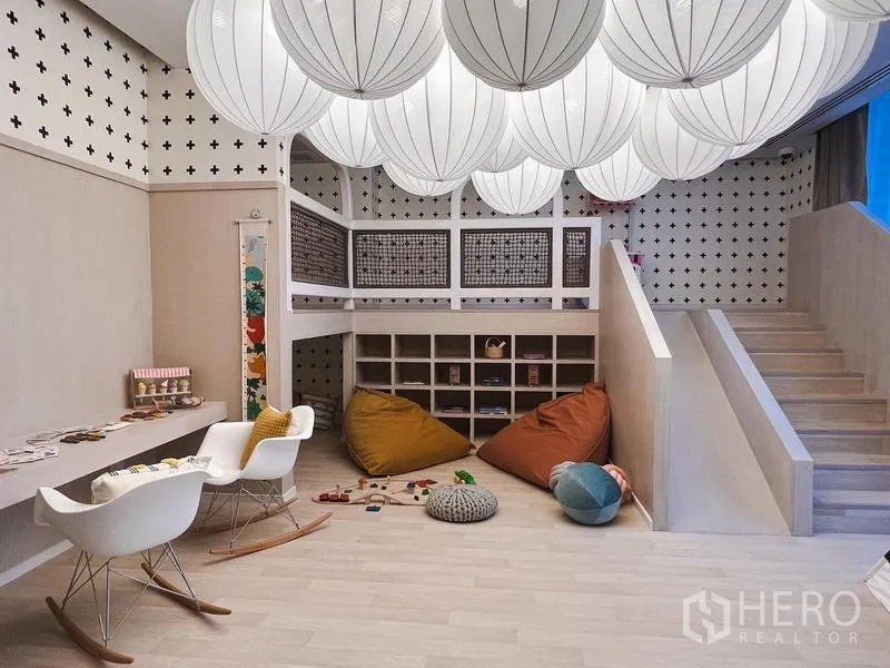 คอนโด ให้เช่าหรือขาย - ห้องเด็กเล่นพร้อมบีนแบ็ก ของเล่น และไฟเพดานสไตล์โคมลอย