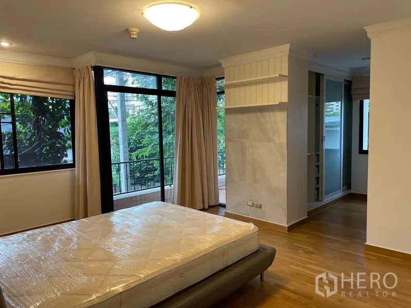 คอนโด ให้เช่าในWatthana, Bangkok - ห้องนอนหลักมีหน้าต่างบานใหญ่ ทางออกสู่ระเบียงและพื้นที่ตู้เสื้อผ้า