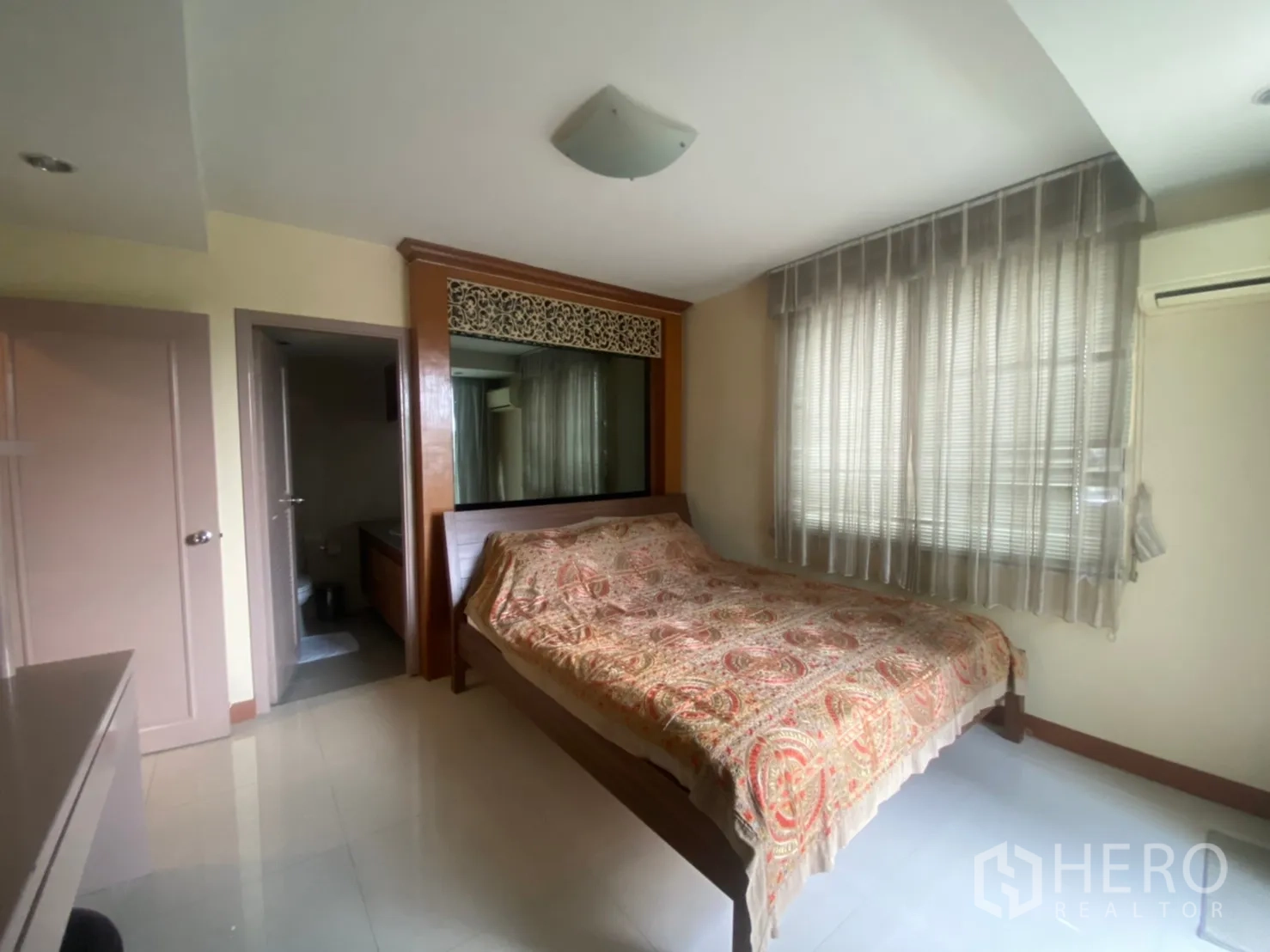 คอนโด ให้เช่าในPhaya Thai, Bangkok - ห้องนอนโปร่งหน้าต่างบานใหญ่ หัวเตียงบิลต์อินและประตูเข้าสุขาในตัว