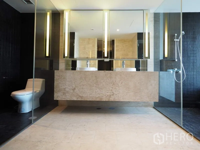 คอนโด ให้เช่าหรือขายในYan Nawa, Bangkok - ห้องน้ำโมเดิร์น อ่างล้างหน้าคู่ ฉากกั้นอาบน้ำกระจก และไฟดีไซน์