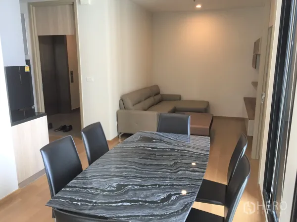 คอนโด ให้เช่าในPathum Wan, Bangkok - โซนทานอาหารและนั่งเล่นแบบโอเพ่นแพลน โต๊ะหน้าหินอ่อนและโซฟาหนัง