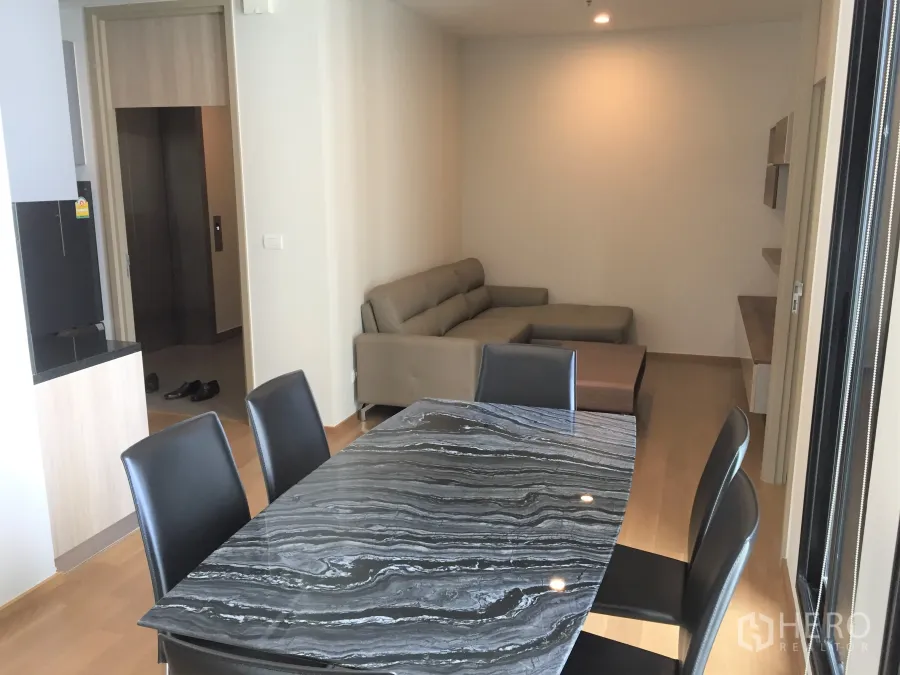 คอนโด ให้เช่าในPathum Wan, Bangkok - โซนทานอาหารและนั่งเล่นแบบโอเพ่นแพลน โต๊ะหน้าหินอ่อนและโซฟาหนัง