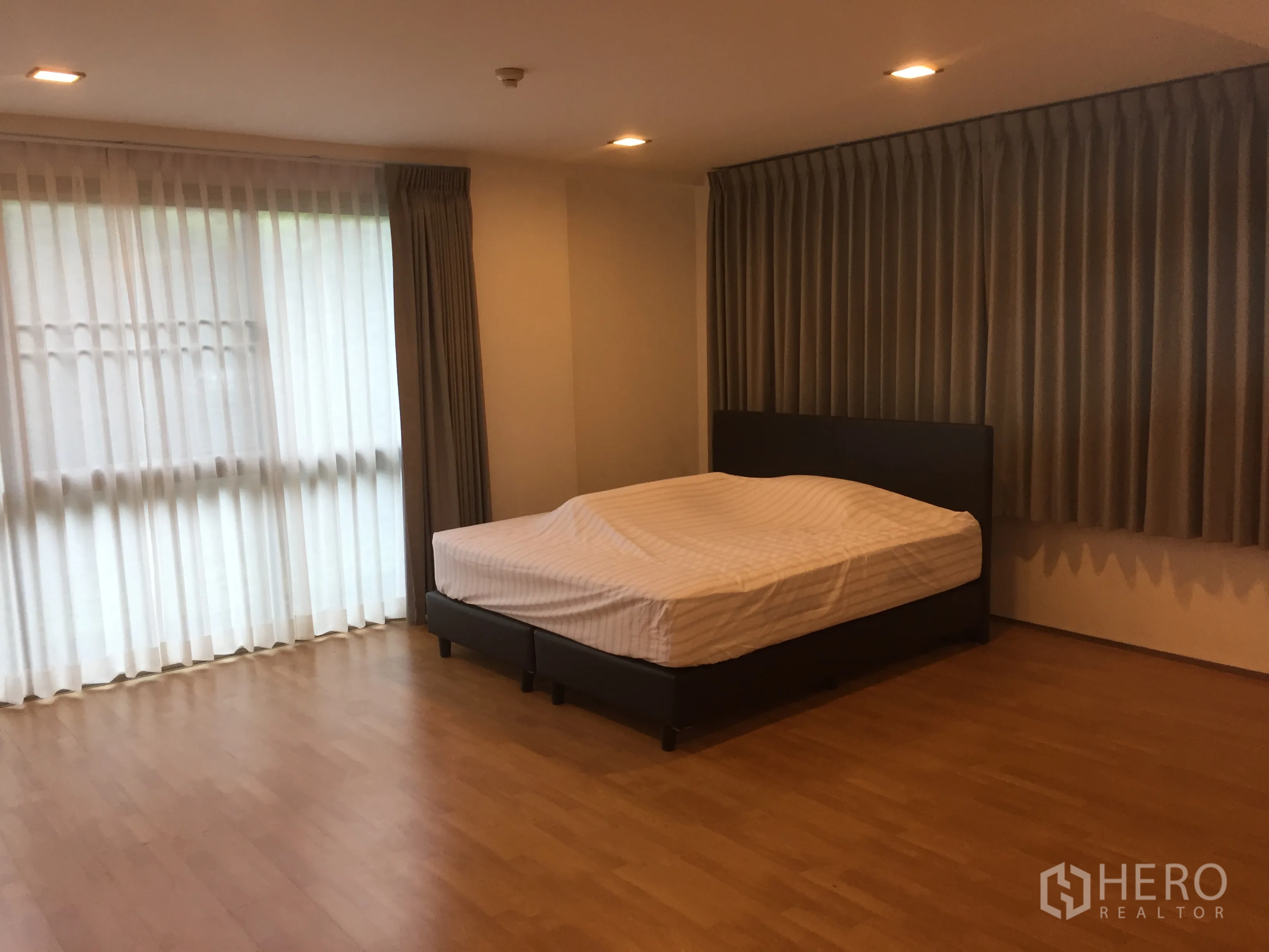 คอนโด ให้เช่าหรือขายในKhlong Toei, Bangkok - ห้องนอนใหญ่ เตียงคิง หน้าต่างบานกว้าง ผ้าม่านโปร่ง พื้นไม้